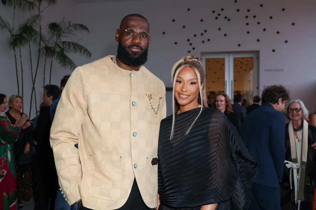 Istri LeBron James Mendorongnya untuk 'Pensiun Sialan' Tahun Depan Setelah Ia Memperbarui Kontrak dengan Lakers