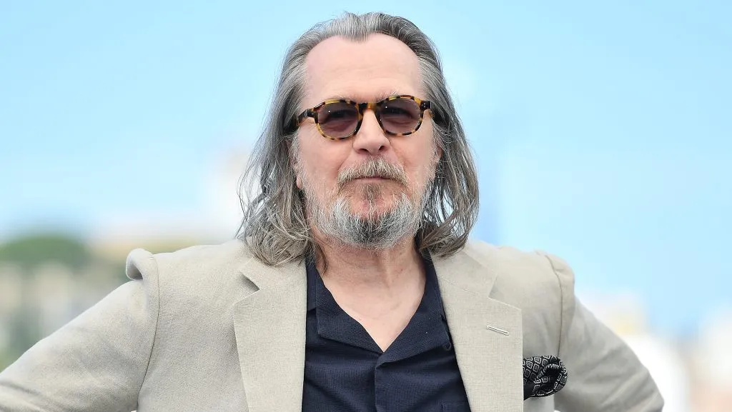 Gary Oldman Dianugerahi Gelar Kebangsawanan oleh Raja Charles; Samantha Morton & Adjoa Andoh Turut Dihormati